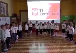 4- latki śpiewają hymn